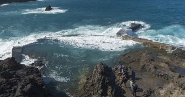 Dallgë masive në Tenerife/ ‘Përpihen’ nga uji turistët, katër viktima