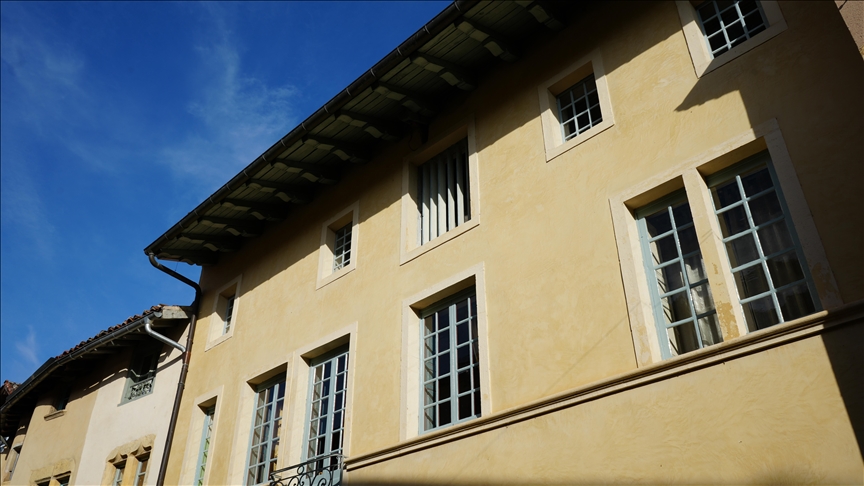 FOTO/ Franca identifikon shtëpinë e saj më të vjetër të ndërtuar në vitet 1090