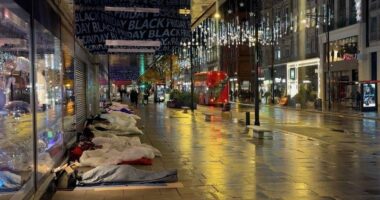 Të pastrehët në Londër, zona e famshme e kryeqytetit kthehet në “strehë” nate