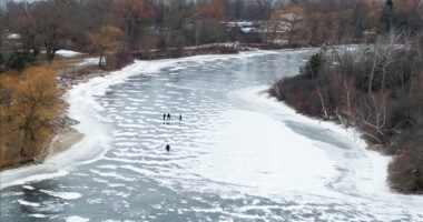 Moti i ftohtë përfshin Kanadanë, banorët bëjnë patinazh në pellgjet e ishullit të Torontos