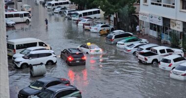 Reshjet e dendura të shiut përmbytin rrugët në Emiratet e Bashkuara Arabe