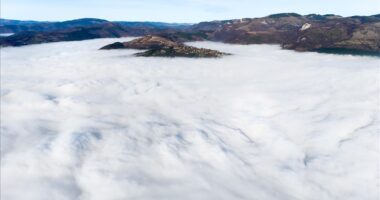 Mjegulla e dendur mbulon Sarajevën, ndotja e ajrit rritet ndjeshëm