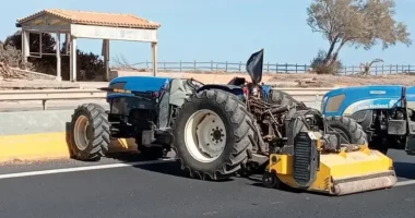 VIDEO/ Fermerët në Greqi përshkallëzojnë protestat, nuk heqin dorë nga kërkesat e tyre, bllokojnë autostradën Athinë-Selanik