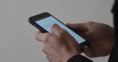 Në 2026 hiqen tarifat roaming/ Shqiptarët të përdorin telefonin në BE pa kosto shtesë