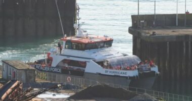 Mbi 700 emigrantë kaluan Kanalin e La Manshit të shtunën