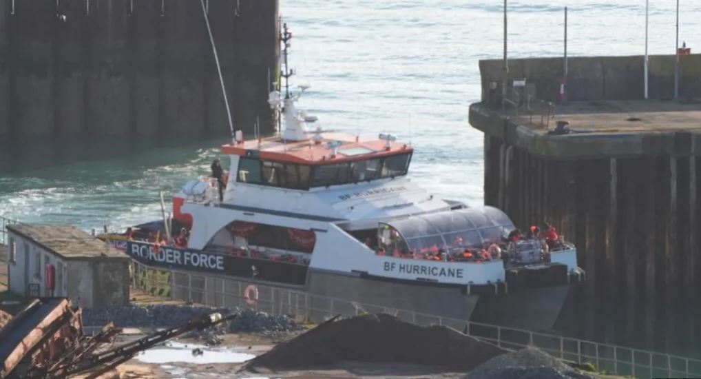 Mbi 700 emigrantë kaluan Kanalin e La Manshit të shtunën