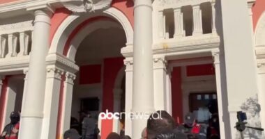 Vlora pa ujë prej 4 ditësh/ Protestuesit gjuajnë me vezë godinën e Bashkisë