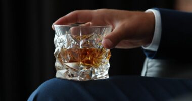 Tarifat e Trump godasin whiskeyn, ndalohet prodhimi i bourbon-it të famshëm Jim Beam