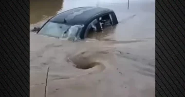 VIDEO/ Greqia goditet nga moti i keq, makina zhytet në ujë nga përmbytjet masive, shpëtohet familja