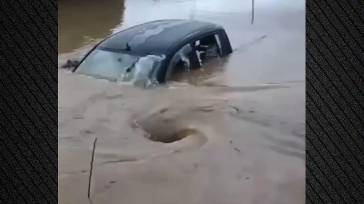 VIDEO  Greqia goditet nga moti i keq  makina zhytet në ujë nga përmbytjet masive  shpëtohet familja