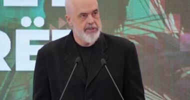 Rama me fermerët në Elbasan: Andis Sallën e kërkova ministër në Tiranë, por i kam thënë që të vijë t’iu dëgjojë këtu