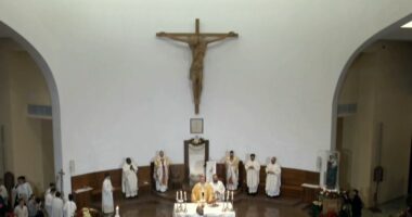 Mesha e Krishtlindjes/ Besimtarët katolikë kremtojnë ngjalljen e Krishtit në katedralen e Shën Palit