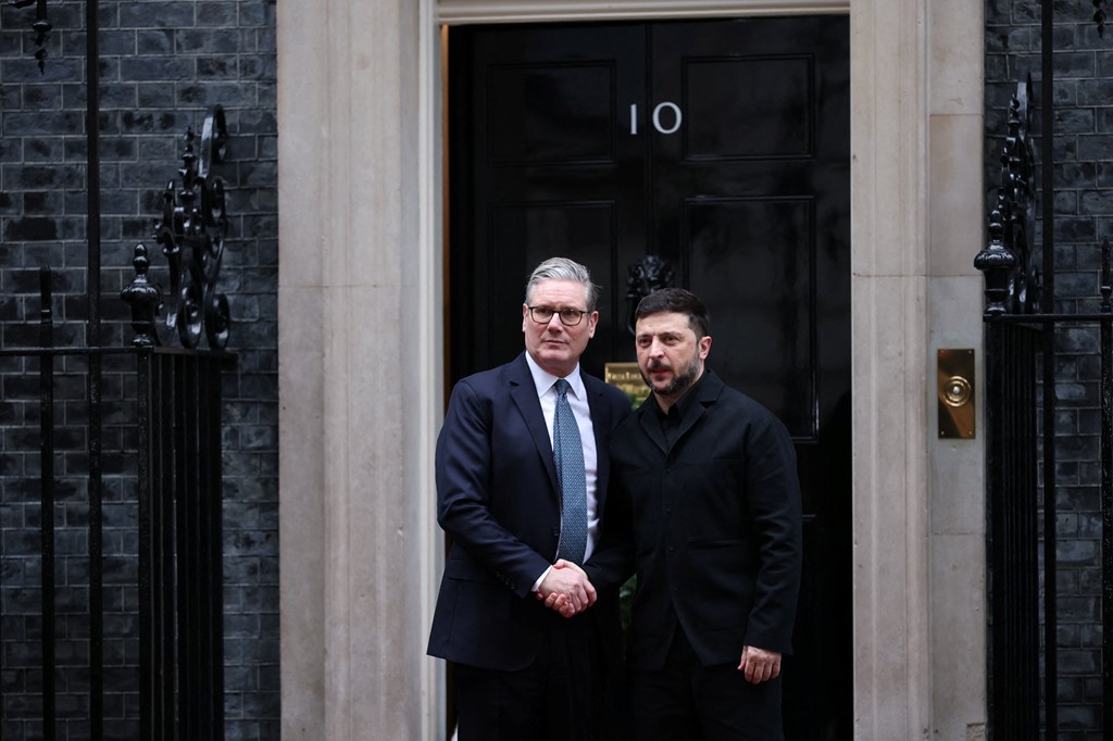 Zelensky mbërrin në Britani para takimit me liderët e E3