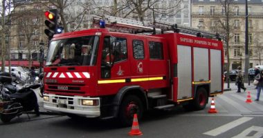Banesa përfshihet nga flakët, vdesin pesë persona në Francë