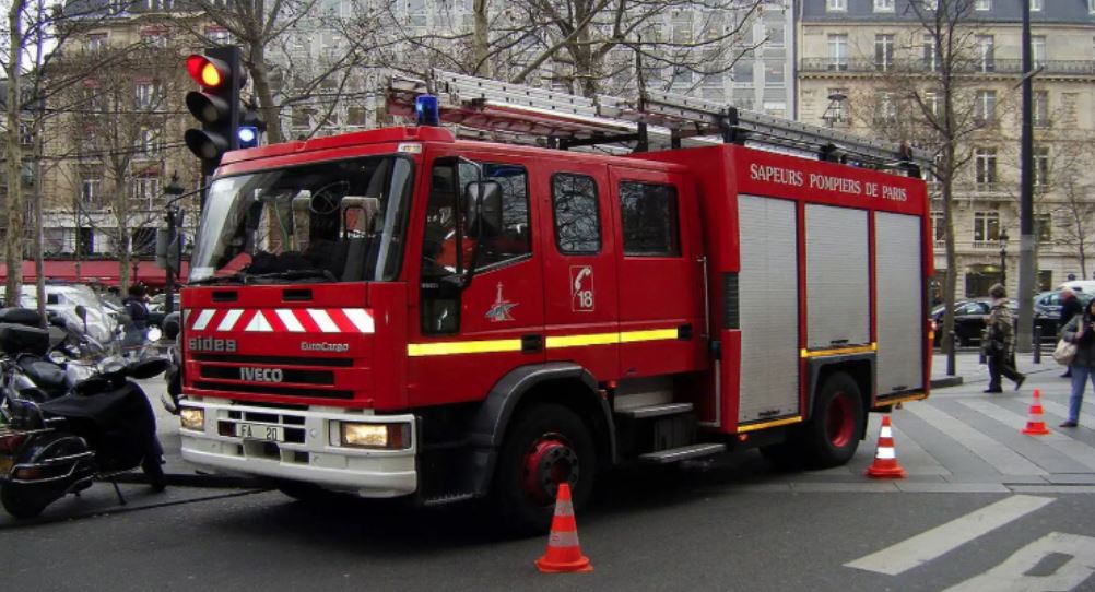 Banesa përfshihet nga flakët, vdesin pesë persona në Francë
