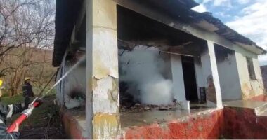 Zjarr në një banesë në Borizanë, zjarrfikësit izolojnë flakët