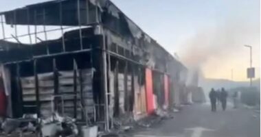VIDEO/ U përfshi nga zjarri, shkrumbohet plotësisht një biznes në Vaun e Dejës