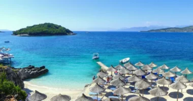 “Mirror”: Turistët britanikë zgjedhin Rivierën Shqiptare, “Ryanair” rrit fluturimet