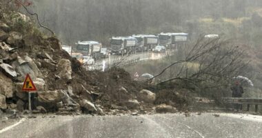 Masivi shkëmbor bie në rrugë, bllokohet aksi Gjirokastër-Tepelenë