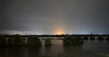 Reshjet e shiut/ Bashkia e Vlorës: Në Novoselë situata po rëndohet, banorët të shmangin lëvizjet e panevojshme