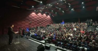 Foltoret blu/ Salianji në Lezhë mbledh më shumë mbështetës se Berisha në Tiranë