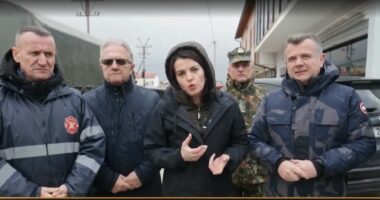 Evakuohen banorët në Durrës/ Ministrja Koçiu në fshatin Vardardhë: Do trokasim në çdo derë