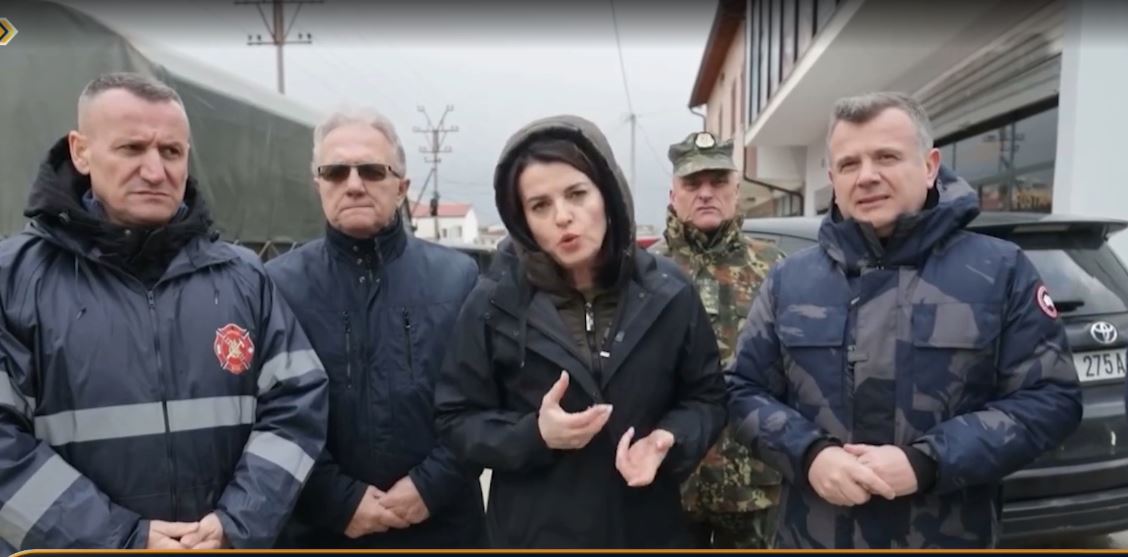 Evakuohen banorët në Durrës  Ministrja Koçiu në fshatin Vardardhë  Do trokasim në çdo derë