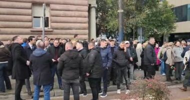 LIVE/ Protestë e heshtur në Bulevard. Qindra vetë në kujtim të 21 janarit dhe drejtësisë së munguar