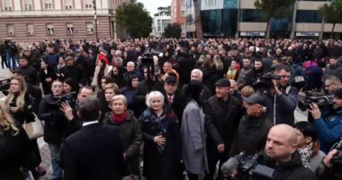 LIVE/ Protestë e heshtur në Bulevard. Qindra vetë në kujtim të 21 janarit dhe drejtësisë së munguar