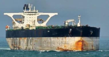 Rusia dërgon anije luftarake për të mbrojtur një cisternë nafte të ndjekur nga forcat amerikane