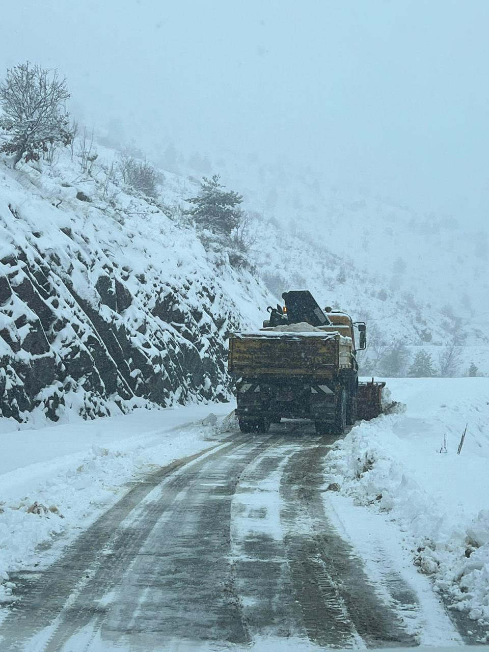 Dëbora zbardh Elbasanin  Ndalohet qarkullimi i mjeteve pa zinxhirë apo goma dimërore në disa akse