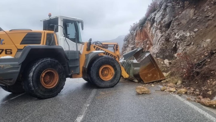 Reshje shiu gjatë natës, e rënie inertesh/ Moti i keq, ARRSH: Ja akset që kanë probleme, shoferët të tregojnë kujdes