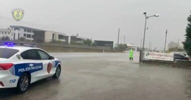 Policia apelon për kujdes në rrugë/Reshjet e dendura vështirësojnë qarkullimin, priten devijime në disa segmente