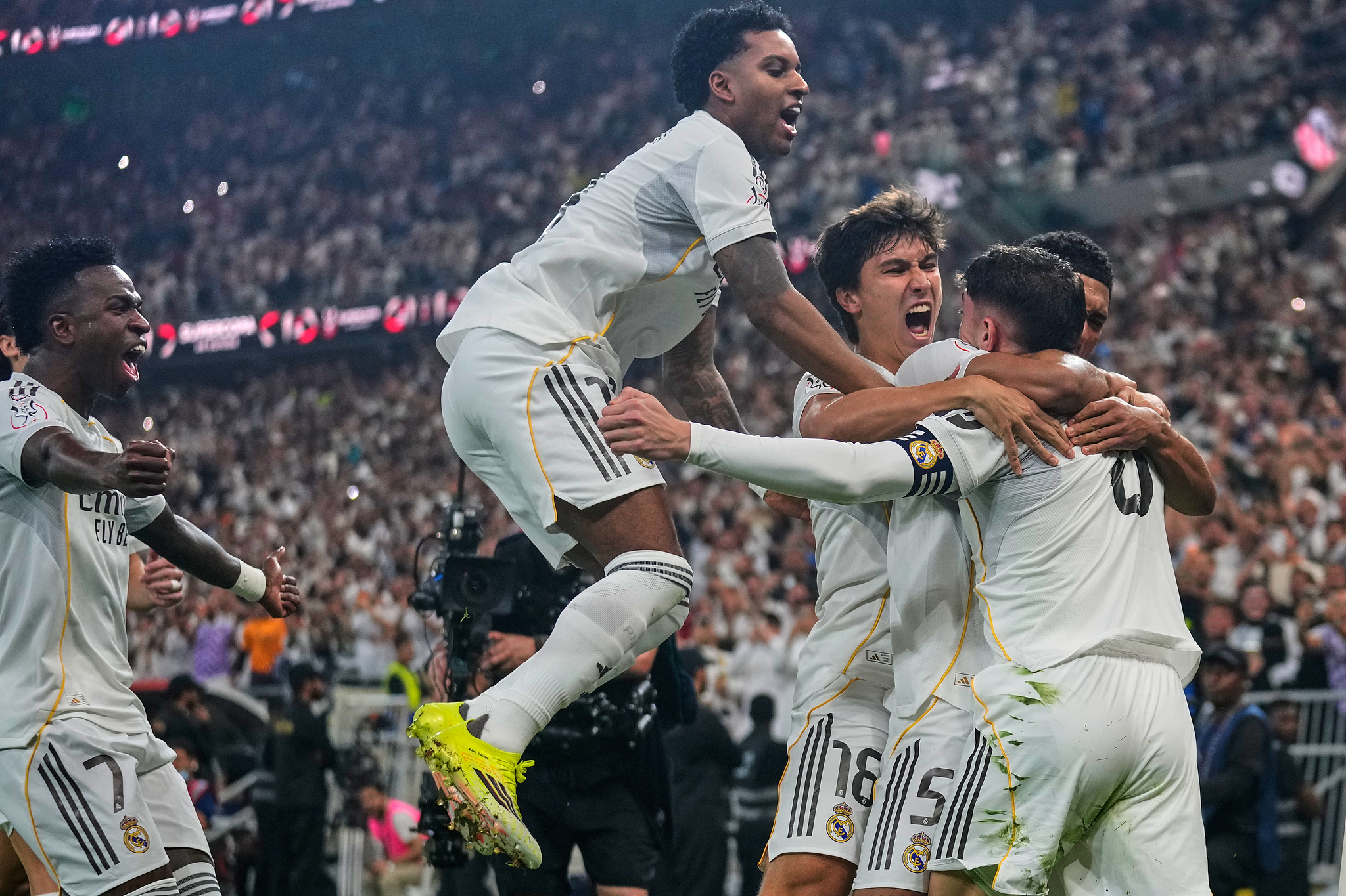 real-ne-finalen-e-superkupes-los-blancos-triumfuan-2-1-ne-derbin-kunder-atletico
