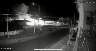 VIDEO/ Lokali shkrumbohet nga flakët në Durrës, dyshohet për zjarrvënie të qëllimshme