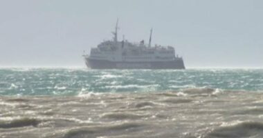 Dallgë të forta në Sarandë/ Linja e tragetit drejt Korfuzit s’do të operojë, ndalohen edhe anijet të dalin në det
