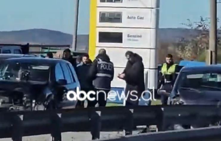 Aksident i dyfishtë në Peqin-Rrogozhinë, tre persona të plagosur