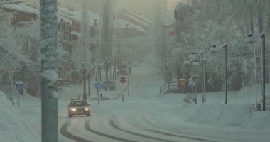 Bora “mbërthen” Europën/ Anulohen qindra fluturime në Holandë, probleme edhe në Paris