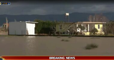 Kurbini, totalisht i përmbytur/ Më problematike situata në Adriatik, 8 familje të evakuuara