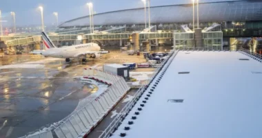 Paris, dëbora e dendur anulon 100 fluturime