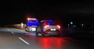 Aksident në zonën e Novoselës, automjeti humb kontrollin dhe përplaset me bordurën e rrugës