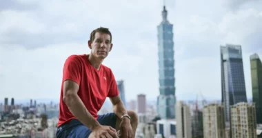 Alex Honnold shkruan historinë/ Alpinisti arriti majën e ndërtesës 508 metërshe pa asnjë pajisje mbrojtëse