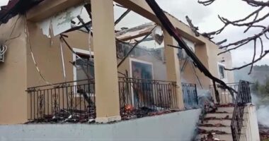 Shkrumbohet nga flakët një banesë në Elbasan, shkak një shkëndijë eklektike