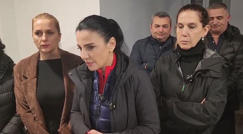 Balluku takim me emergjencat në Gjirokastër  Lajmi i mirë  niveli i Vjosës ka rënë në 6 5 metra  Jemi në gatishmëri