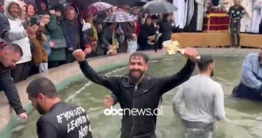 “Dita e Ujit të Bekuar”/ Si u kremtua festa në disa qytete të vendit, vijon tradita e nxjerrjes së kryqit nga uji