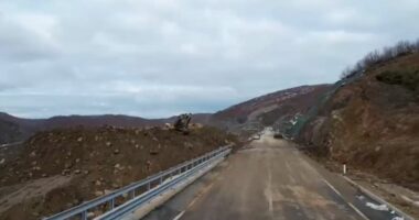 Hiqet masivi shkëmbor/ Nis qarkullimi në aksin rrugor Qukës-Qafë Plloçë, fillimisht për banorët e zonës