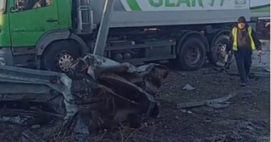 Makina përplaset me barrierat anësore në Laç, tre të rinj mbeten të lënduar