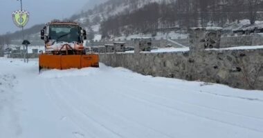 Rikthehen reshjet e dëborës/ Policia apel për kujdes drejtuesve të mjeteve, ndalohet qarkullimi i kamionëve në Qafë Thanë