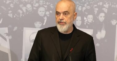 LIVE/ “21 janari, 15 vjet padrejtësi”, Rama: U morën 4 jetë të pafajshme. Dreqi e di çfarë i tha mendja atij që e urdhëroi atë krim shtetëror