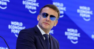 Trump ‘tallet’ me syzet e Macron gjatë fjalimit në Davos
